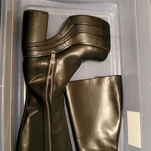 Size 8 medium platform boots from dolls kill